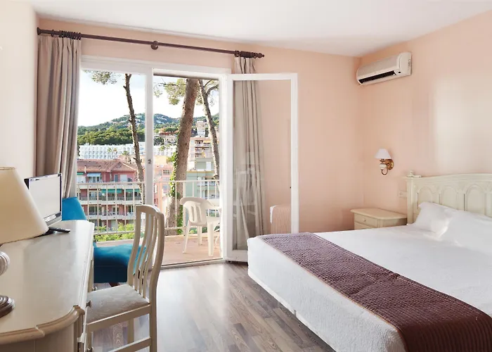 Hotel Roger De Flor By Seleqtta